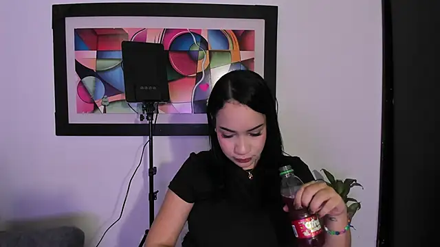 Kari Ruiz  online show from 04/20/26, 08:10