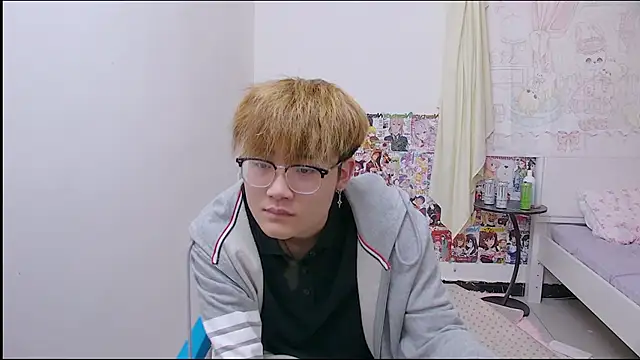 KK-cuteboy online show from 04/11/26, 07:45