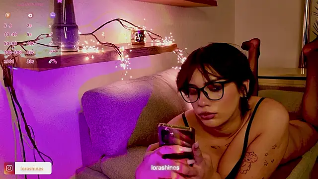 LoraShines online show from 02/05/26, 06:56