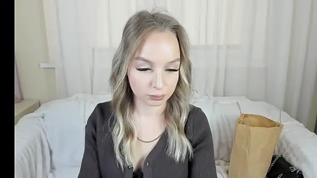 Snapshot of KatrinLance chatting on 10/28/25, 05:44 KatrinLance online show from 10/28/25, 05:44