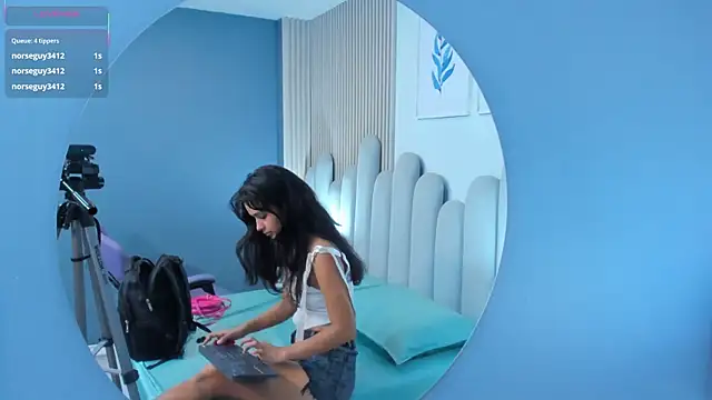 Snapshot of luly_dreams chatting on 06/18/26, 11:47 luly dreams online show from 06/18/26, 11:47