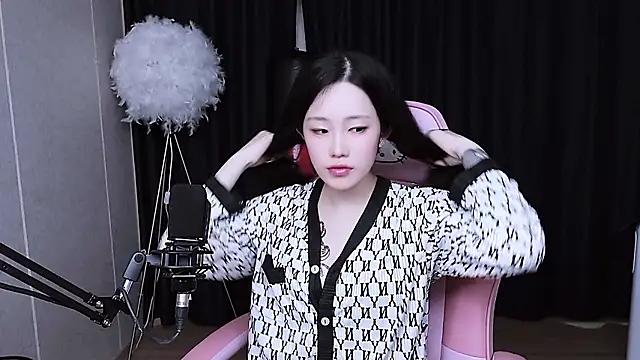 Snapshot of MISA_02 chatting on 10/24/25, 12:12 MISA 02 online show from 10/24/25, 12:12