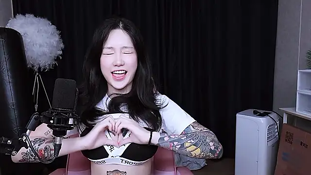 Snapshot of MISA_02 chatting on 10/27/25, 04:11 MISA 02 online show from 10/27/25, 04:11