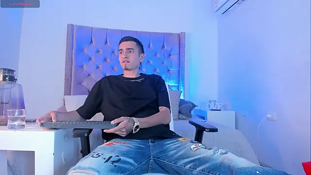 Ethan Boy  online show from 10/17/25, 09:39