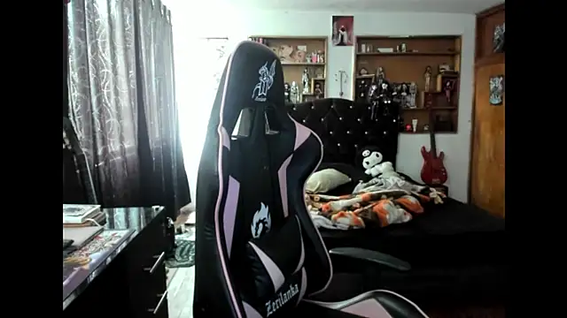 Maki Zein  online show from 10/29/25, 03:47