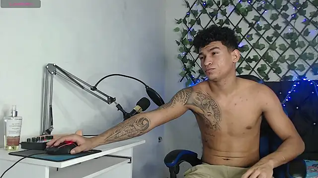 Snapshot of Angel_LatinGuy chatting on 10/31/25, 08:32 Angel LatinGuy online show from 10/31/25, 08:32