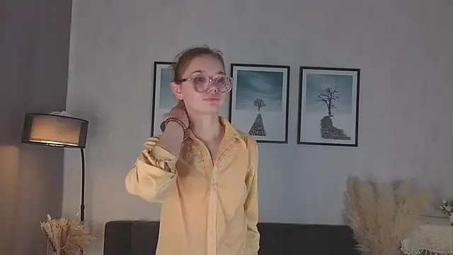 Snapshot of LinhFerrales chatting on 10/18/25, 10:05 LinhFerrales online show from 10/18/25, 10:05