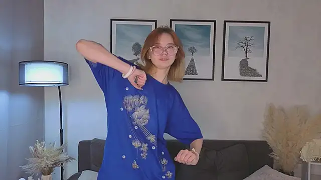 Snapshot of LinhFerrales chatting on 10/21/25, 10:05 LinhFerrales online show from 10/21/25, 10:05