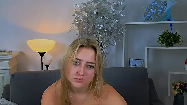 Snapshot of Lulu___Moon chatting on 10/28/25, 08:18 Lulu   Moon online show from 10/28/25, 08:18