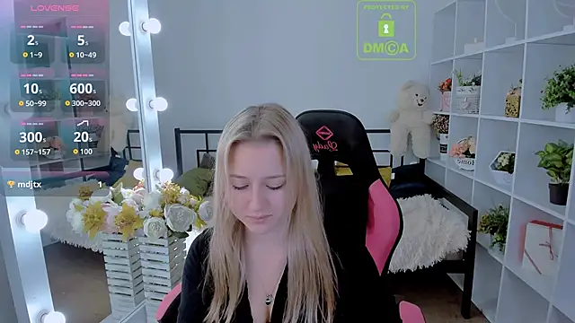 Snapshot of Lulu___Moon chatting on 10/29/25, 06:59 Lulu   Moon online show from 10/29/25, 06:59