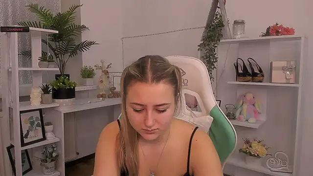 Lulu   Moon online show from 12/04/25, 07:39