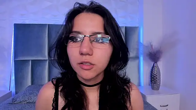 HollyPeach online show from 12/17/25, 07:31