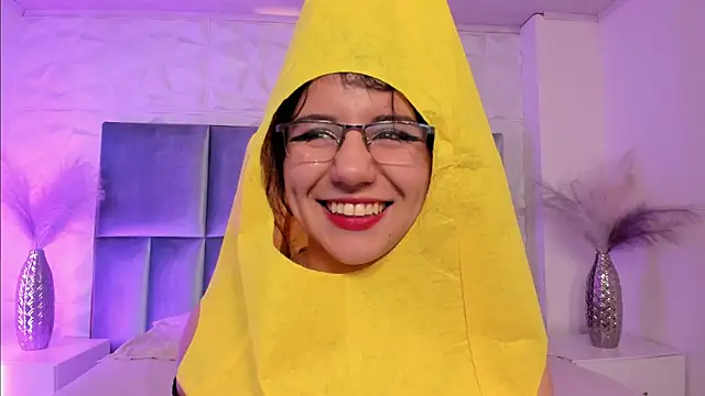 HollyPeach online show from 04/06/26, 07:37