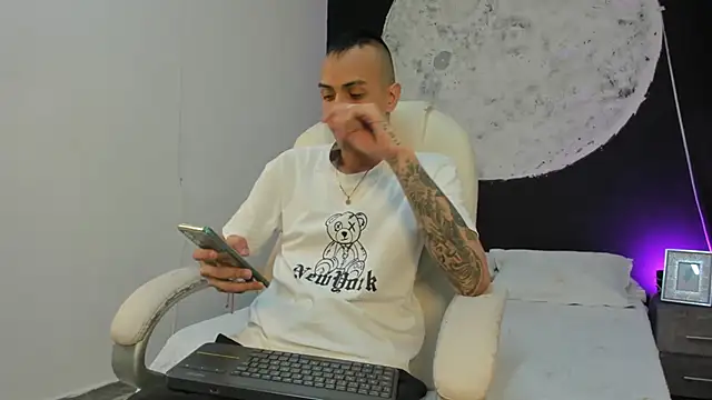 DerryAndIzzy online show from 10/12/25, 04:11