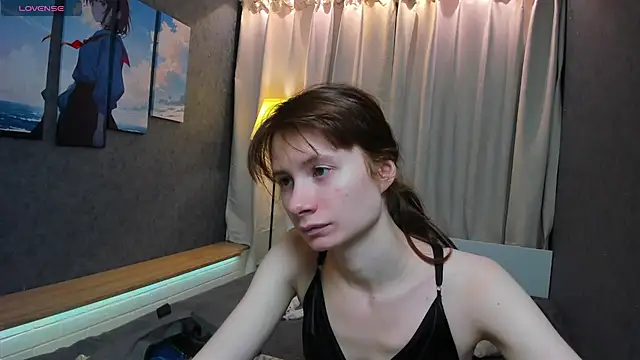 Snapshot of EvelynJin_ chatting on 10/24/25, 04:14 EvelynJin  online show from 10/24/25, 04:14