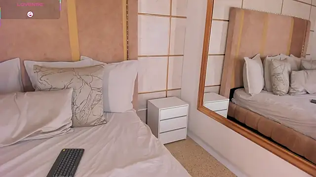 Snapshot of lyrabellini chatting on 11/07/25, 11:43 lyrabellini online show from 11/07/25, 11:43