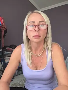 Snapshot of ElenabonyX chatting on 10/11/25, 12:36 ElenabonyX online show from 10/11/25, 12:36