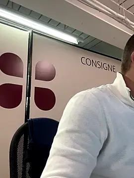 Snapshot of AlexGogo23 chatting on 10/31/25, 08:48 AlexGogo23 online show from 10/31/25, 08:48