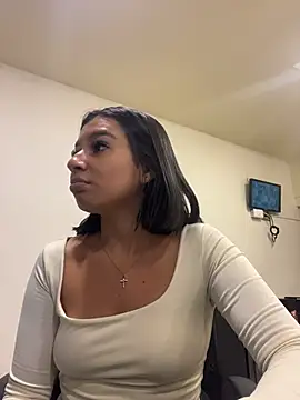 Snapshot of AlyssaRay chatting on 05/18/26, 04:02 AlyssaRay online show from 05/18/26, 04:02