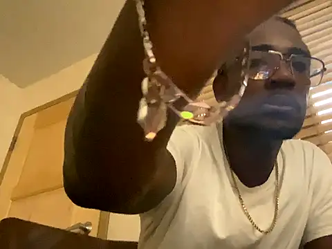 Snapshot of Longandstrongsex chatting on 10/12/25, 02:49 Longandstrongsex online show from 10/12/25, 02:49