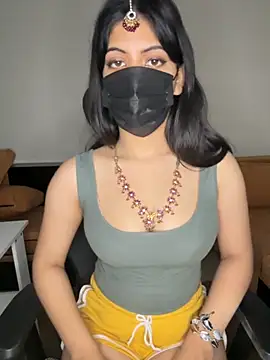 Snapshot of hey_wifey chatting on 11/02/25, 01:19 hey wifey online show from 11/02/25, 01:19