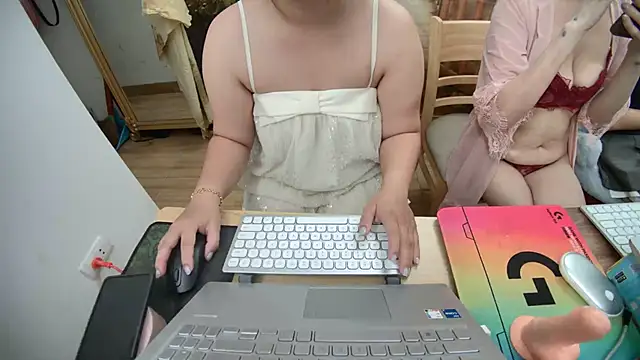 Snapshot of Hanna_Mina chatting on 10/21/25, 02:12 Hanna Mina online show from 10/21/25, 02:12