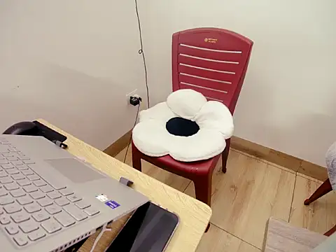 Snapshot of Hanna_Mina chatting on 11/08/25, 02:01 Hanna Mina online show from 11/08/25, 02:01