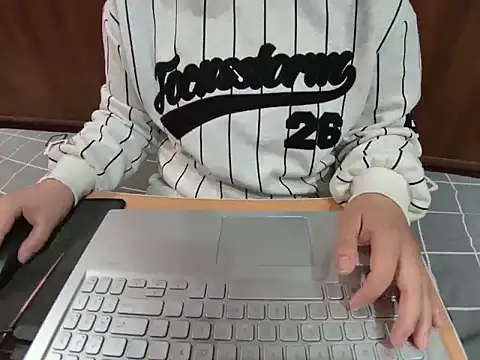 Snapshot of Hanna_Mina chatting on 12/17/25, 05:02 Hanna Mina online show from 12/17/25, 05:02