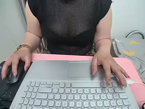 Snapshot of Hanna_Mina chatting on 01/14/26, 02:12 Hanna Mina online show from 01/14/26, 02:12