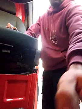 Snapshot of Arf097 chatting on 11/05/25, 03:45 Arf097 online show from 11/05/25, 03:45