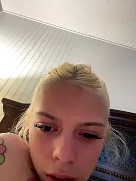 itspinkkk online show from 10/18/25, 03:31