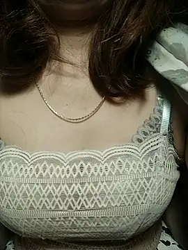 YiyinLy online show from 11/23/25, 07:46