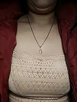 YiyinLy online show from 11/25/25, 07:14