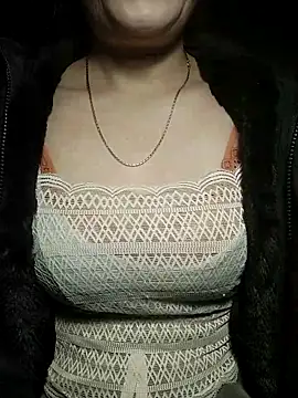 YiyinLy online show from 12/16/25, 08:47