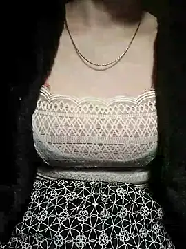 YiyinLy online show from 12/17/25, 08:26