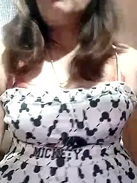 YiyinLy online show from 02/06/26, 12:41