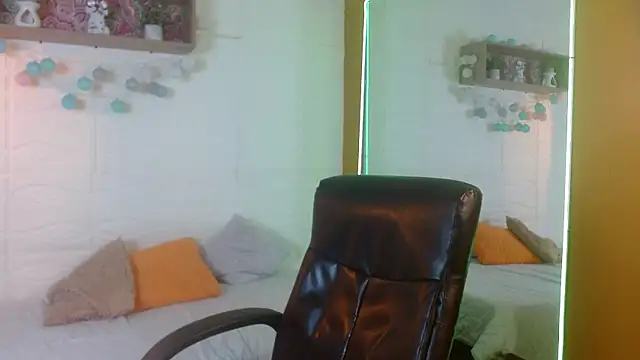 AmethystShadow17 online show from 04/19/26, 03:44