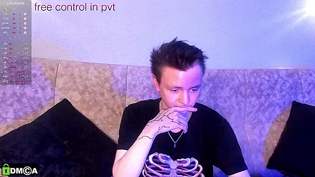 Snapshot of Logan_mett chatting on 11/22/25, 09:03 Logan mett online show from 11/22/25, 09:03