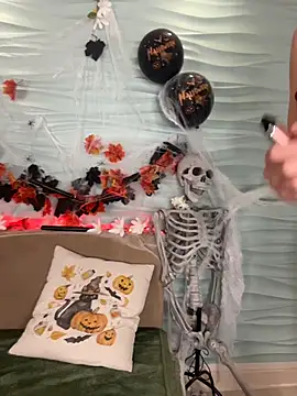 MiyaMeow- online show from 10/31/25, 08:59