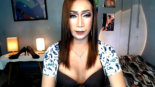 Snapshot of littleredbunny27 chatting on 06/01/26, 08:49 littleredbunny27 online show from 06/01/26, 08:49