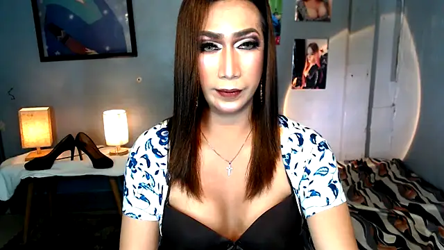 Snapshot of littleredbunny27 chatting on 06/04/26, 10:43 littleredbunny27 online show from 06/04/26, 10:43
