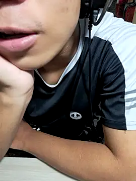 Snapshot of kave2033 chatting on 10/14/25, 02:40 kave2033 online show from 10/14/25, 02:40