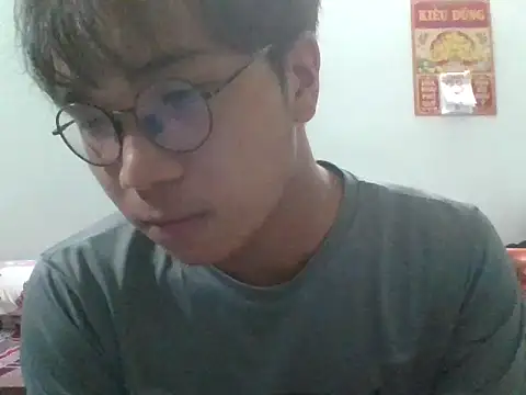 Snapshot of kave2033 chatting on 10/23/25, 03:44 kave2033 online show from 10/23/25, 03:44