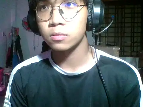 Snapshot of kave2033 chatting on 10/25/25, 04:02 kave2033 online show from 10/25/25, 04:02