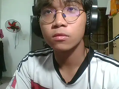 Snapshot of kave2033 chatting on 10/29/25, 03:25 kave2033 online show from 10/29/25, 03:25