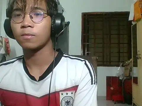 Snapshot of kave2033 chatting on 10/31/25, 03:35 kave2033 online show from 10/31/25, 03:35