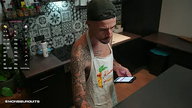 Snapshot of monsieurguitsxxx chatting on 11/07/25, 07:03 monsieurguitsxxx online show from 11/07/25, 07:03