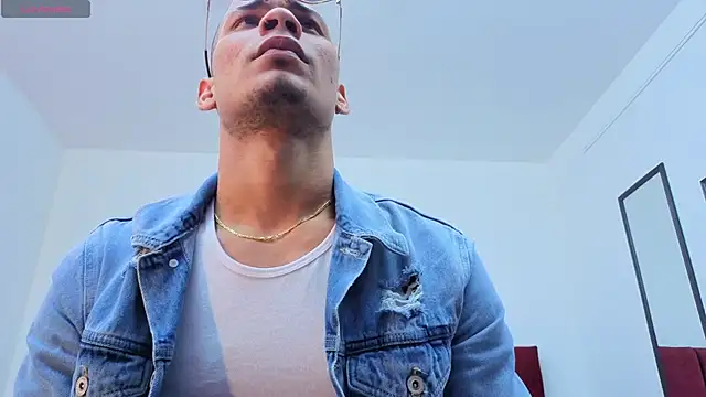 Snapshot of DaamonSlader_ chatting on 11/11/25, 08:31 DaamonSlader online show from 11/11/25, 08:31