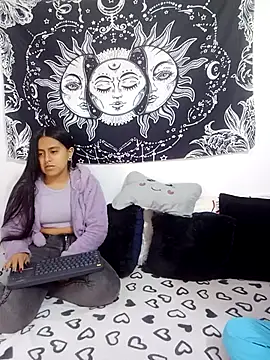 Snapshot of abby_n_emily chatting on 10/28/25, 12:19 abby n emily online show from 10/28/25, 12:19