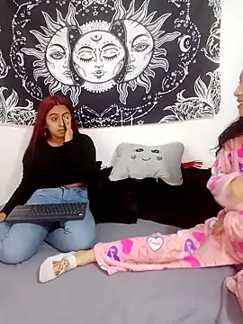 Snapshot of abby_n_emily chatting on 11/17/25, 12:22 abby n emily online show from 11/17/25, 12:22